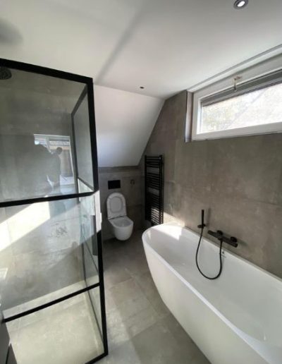 Badkamer renovatie door aannemersbedrijf Ebbers uit Beuningen.